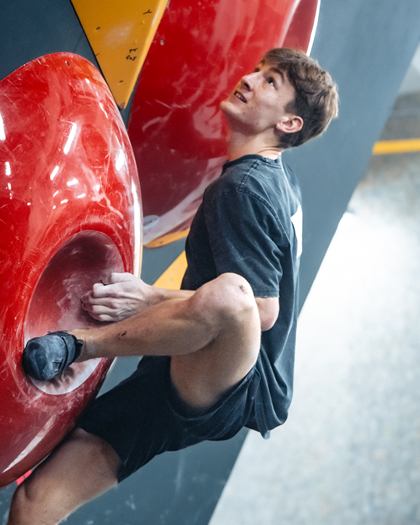 Jonáš Švejcar při bouldrování na závodě